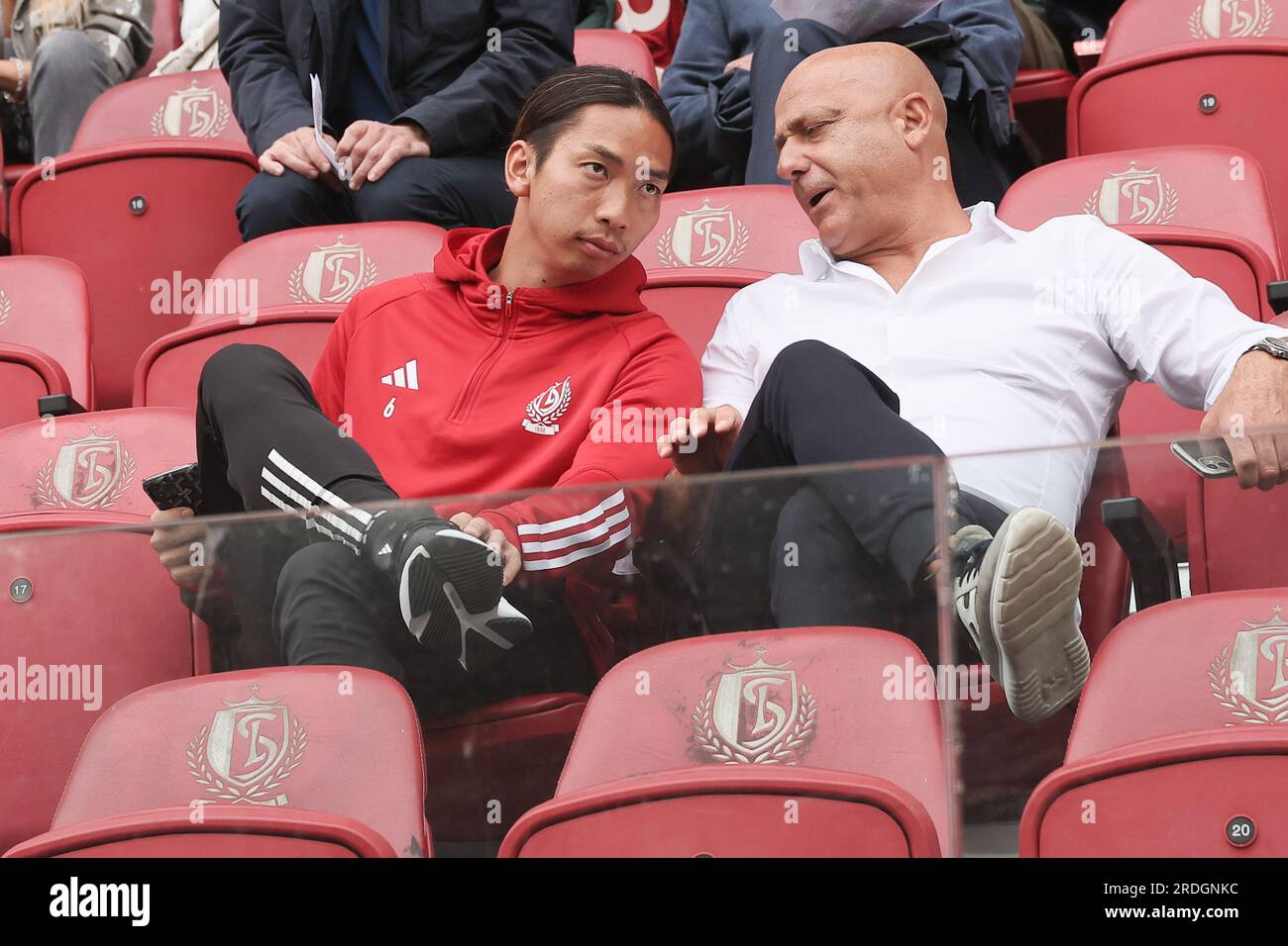 Liegi, Belgio. 21 luglio 2023. Hayaho Kawabe di Standard e Piero Rossi, Team Manager di Standard, ritratti durante una partita di calcio amichevole tra lo Standard de Liege e Hertha Berlijn, venerdì 21 luglio 2023 a Liegi, in preparazione della prossima stagione 2023-2024. BELGA PHOTO BRUNO FAHY Credit: Belga News Agency/Alamy Live News Foto Stock