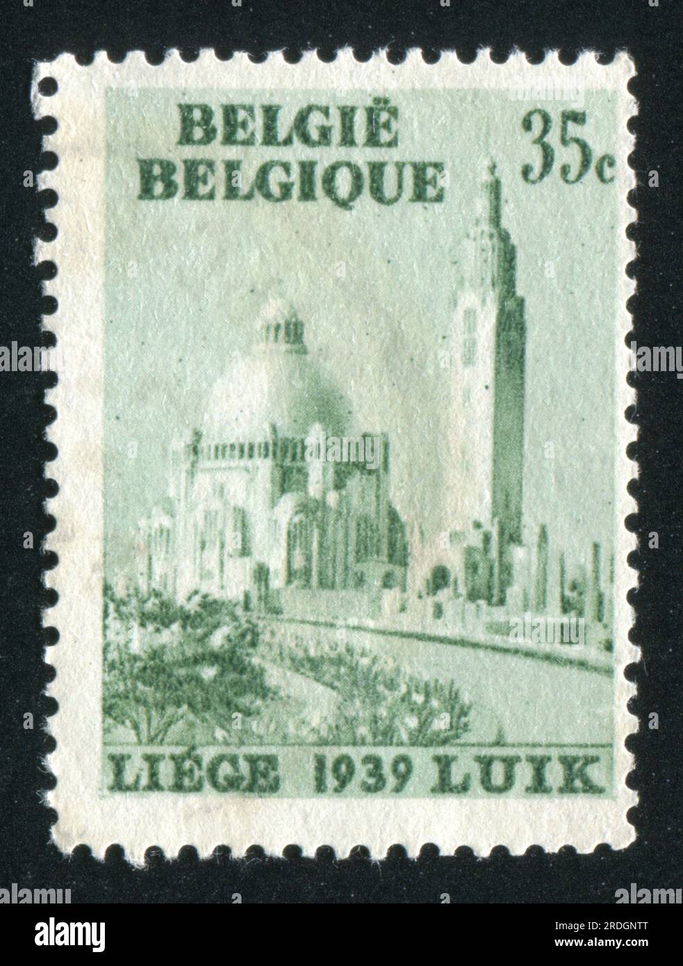 RUSSIA KALININGRAD, 26 OTTOBRE 2015: Timbro stampato dal Belgio, mostra la Basilica e il Campanile, circa 1938 Foto Stock