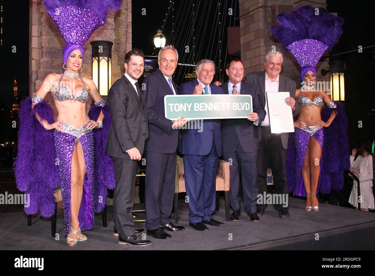 Las Vegas, Stati Uniti. 19 maggio 2016. 19 maggio 2016 Las Vegas, Nevada. Showgirl, Mark Shunock, Larry Ruvo, Tony Bennett, Rossi Ralenkotter, Steve Sisolak, Showgirl Keep Memory Alive Honoree Tony Bennett's Boulevard Renaming, New York-New York Hotel & Casino © JPA/AFF-USA.COM credito: AFF/Alamy Live News Foto Stock