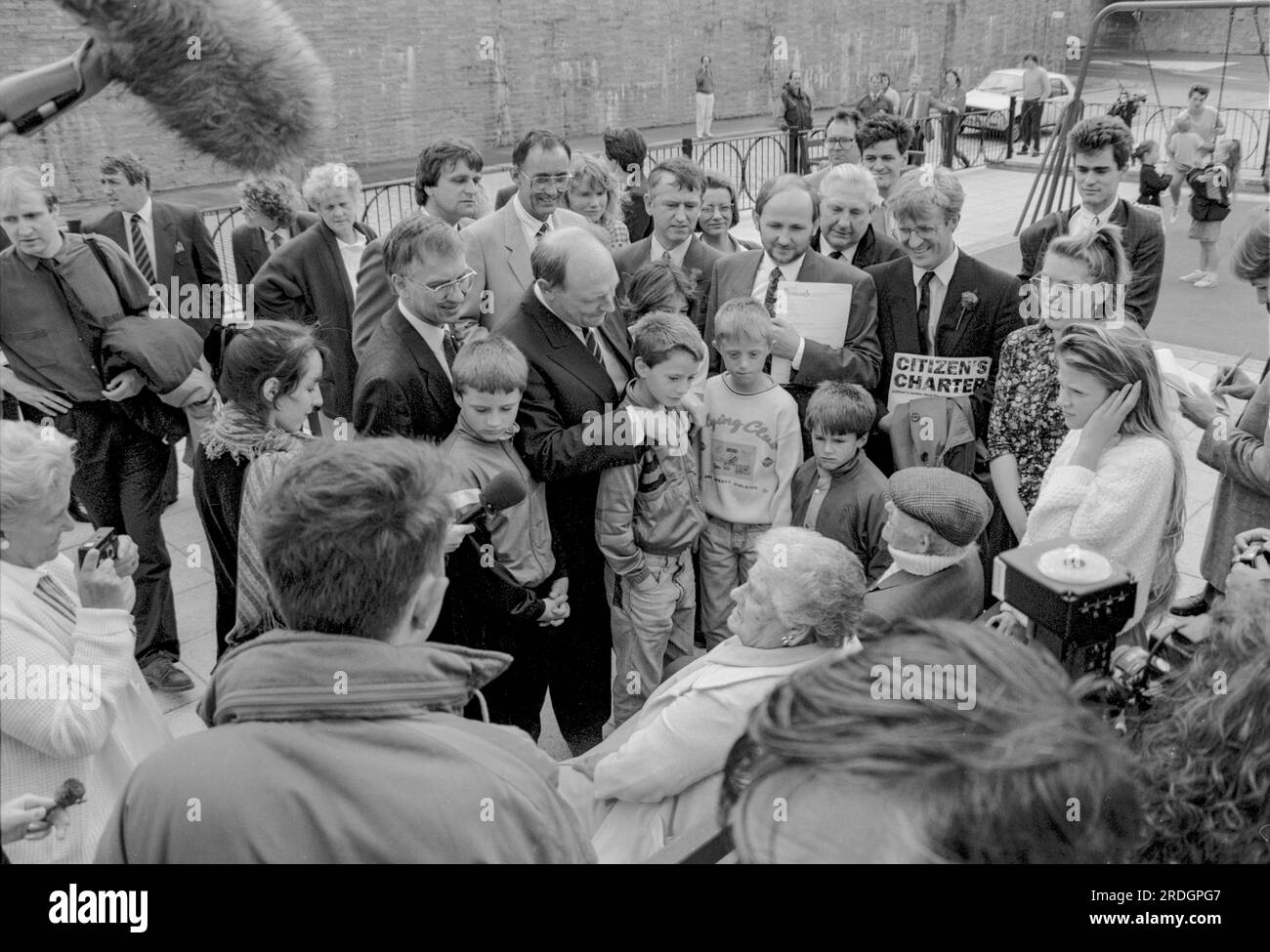 Il leader del Partito laburista Neil Kinnock visita gli appartamenti di Pottery Quay a Devonport; Plymouth nel luglio 1991. Anche nella foto, oltre agli inquilini, ci sono David Jameis Foto Stock