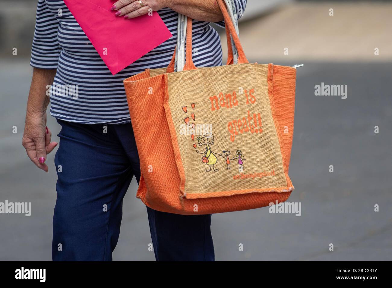 "Nana is Great" per gli acquirenti con sacchetti Orange riutilizzabili ecologici riciclati al 100% per Life, Preston, Lancashire, Regno Unito Foto Stock