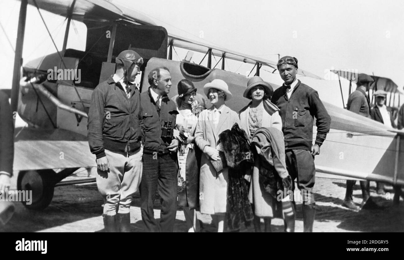 San Diego, California: Marzo 1925 Claude Ryan, all'estrema destra, ha aperto la Los Angeles-San Diego Air Line, il primo anno di servizio passeggeri negli Stati Uniti. Il secondo da sinistra è Robert Vignola, regista e accanto a lui c'è l'attrice vera Reynolds. Foto Stock