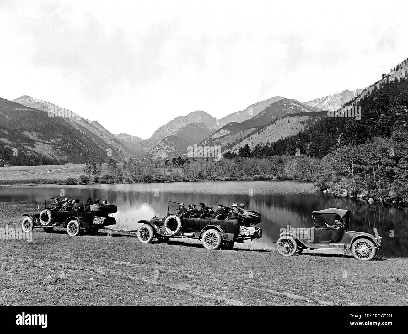 Colorado 1920 Touring Cars della Rocky Mountain Parks Transportation Co. Parcheggiata in un lago dell'alto paese. Foto Stock