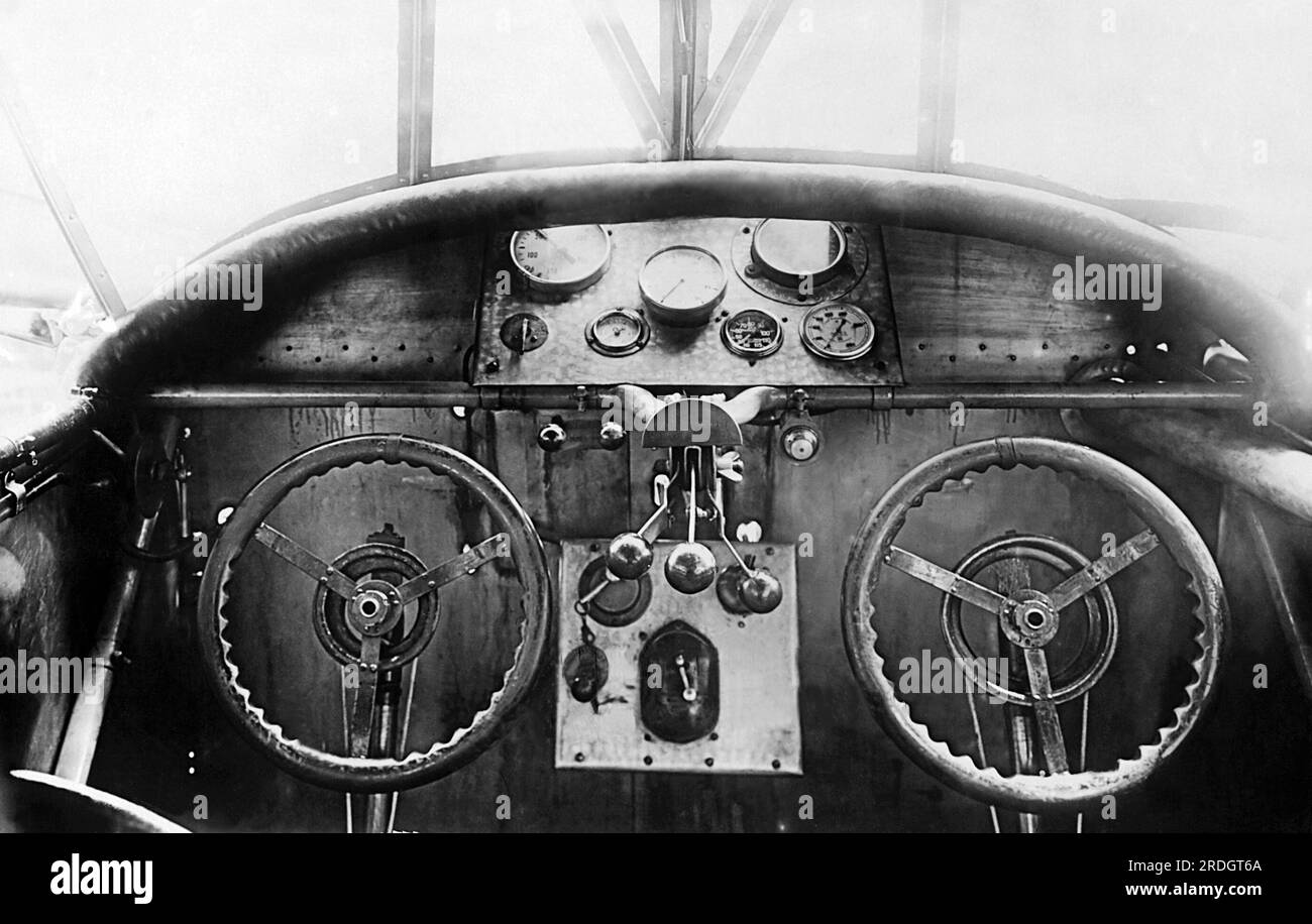 Berlino, Germania: 19 agosto 1926 la cabina di pilotaggio del nuovo aereo Junker G.23 interamente in metallo passeggeri al Tempelhof Aviation Field. Foto Stock