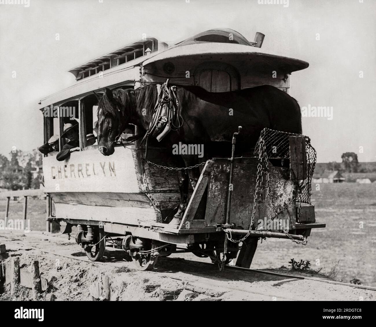 Denver, Colorado: c. 1890 la Cherrelyn Horse Car Line è l'unica linea di auto a gravità al mondo. Il cavallo tira l'auto fino alla comunità dello shopping di Cherrelyn e poi il cavallo torna giù per l'auto. Foto Stock