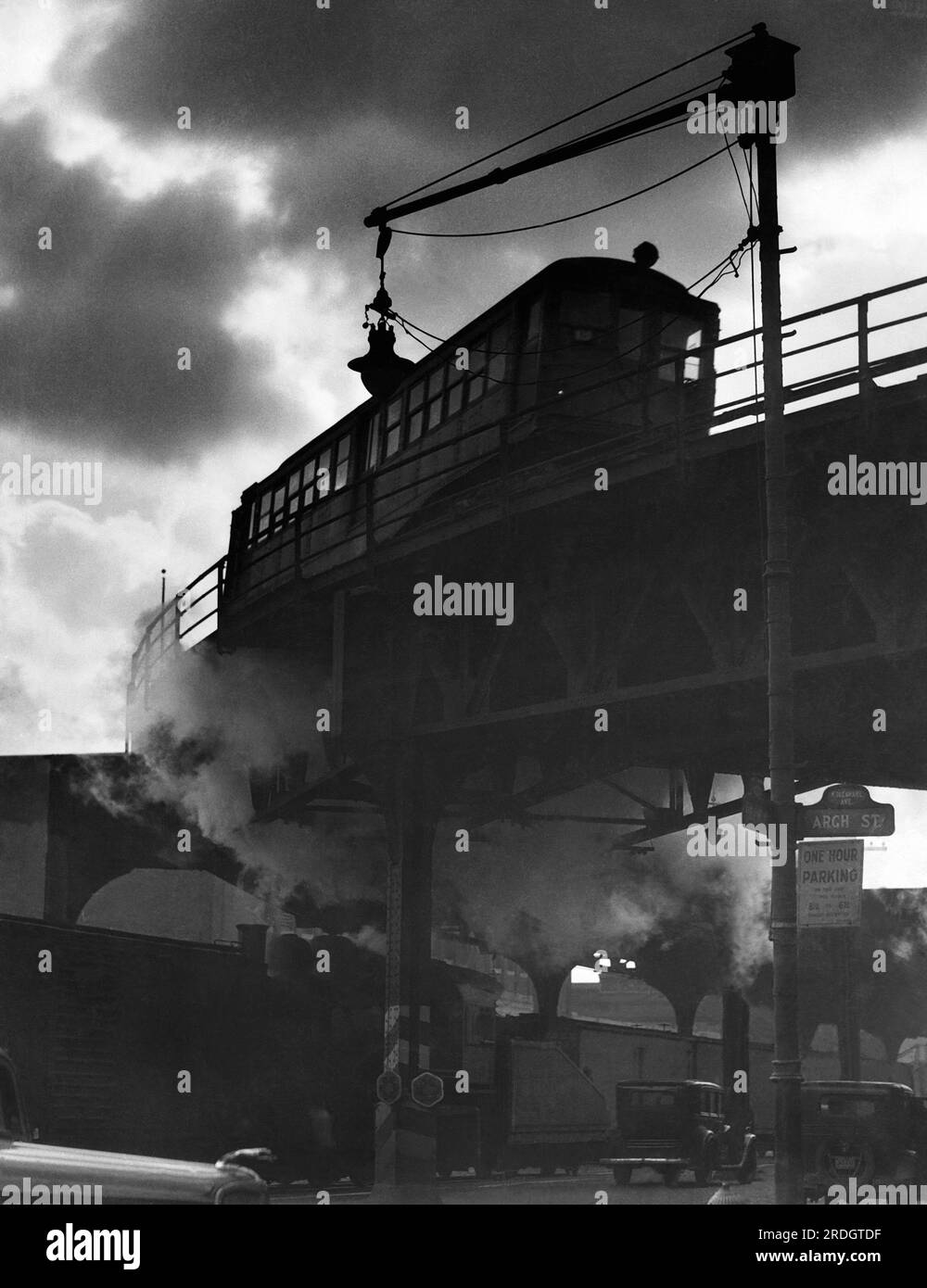 Philadelphia, Pennsylvania: c. 1927 Un tram che corre su un binario sopraelevato sopra l'incrocio tra Arch Street e Delaware Avenue. Foto Stock