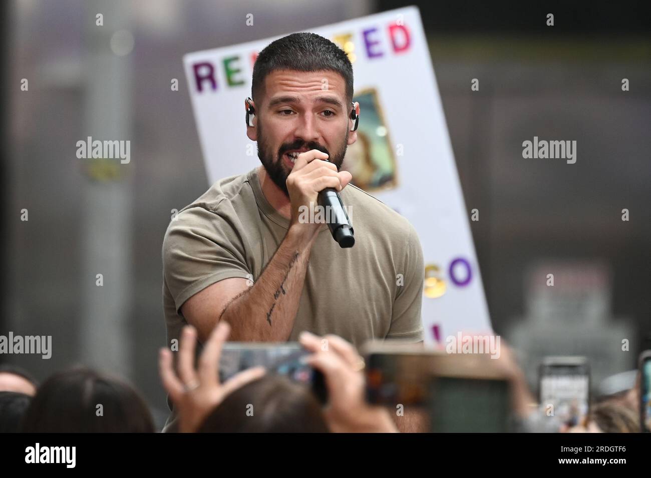 New York, USA. 21 luglio 2023. Shay Mooney e Dan Smyers (Out of frame) di Dan Shay si esibiscono nella NBC 'Today' Show Concert Series tenutasi al Rockefeller Plaza, New York, NY, 21 luglio 202, 2023. (Foto di Anthony Behar/Sipa USA) credito: SIPA USA/Alamy Live News Foto Stock