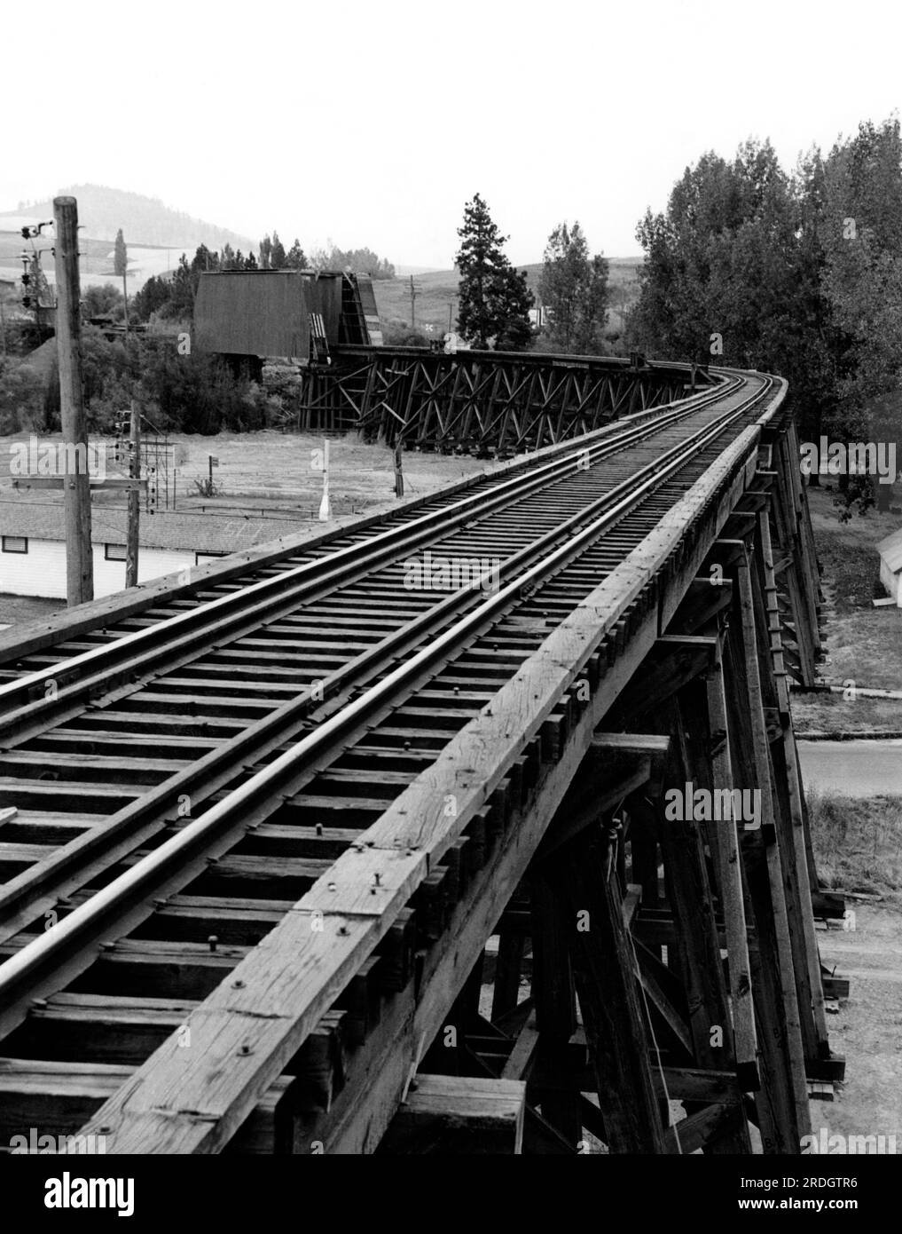 Palouse, Washington: Ottobre 1950 Un lungo cavalletto e ponte coperto nel Washington occidentale. Foto Stock