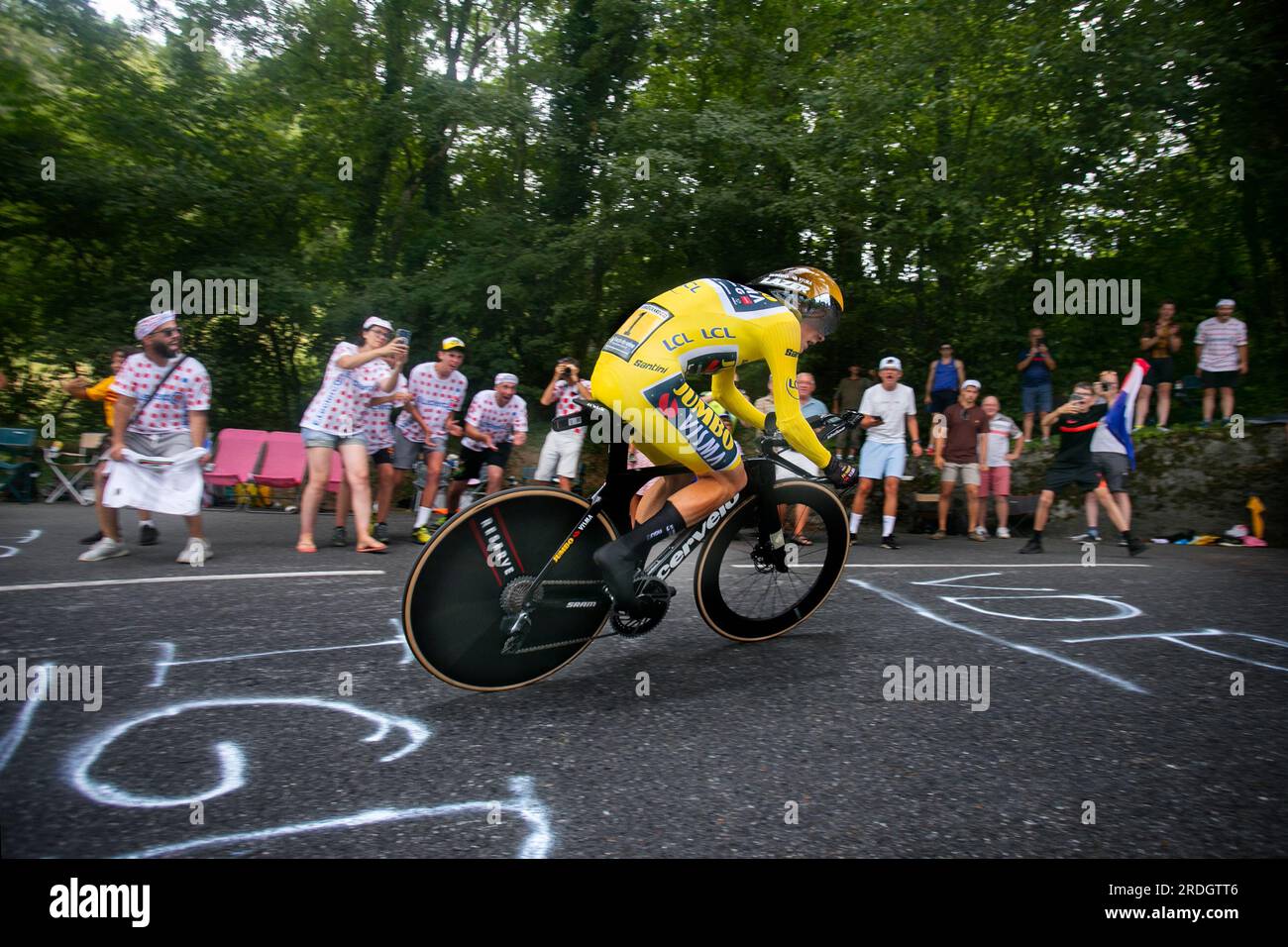Domancy, Francia; 18 luglio 2023: Jonas Vingegaard (Team Jumbo Visma) vola nella tappa cronometro del Tour de France. Foto Stock
