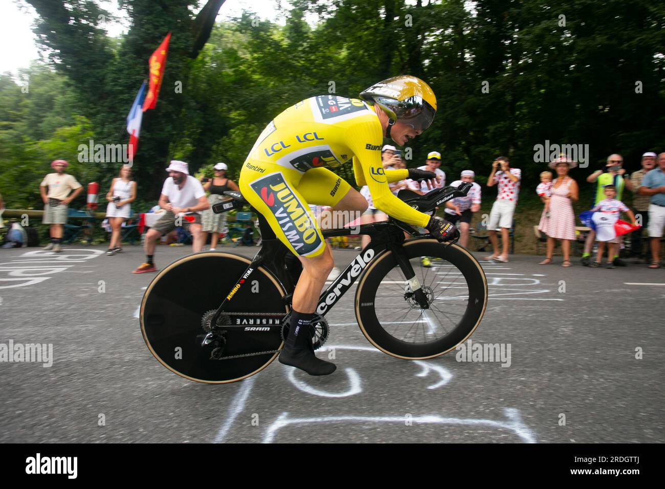 Domancy, Francia; 18 luglio 2023: Jonas Vingegaard (Team Jumbo Visma) vola nella tappa cronometro del Tour de France. Foto Stock