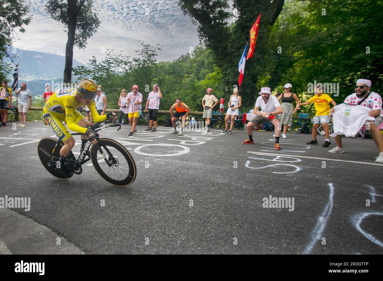 Domancy, Francia; 18 luglio 2023: Jonas Vingegaard (Team Jumbo Visma) vola nella tappa cronometro del Tour de France. Foto Stock