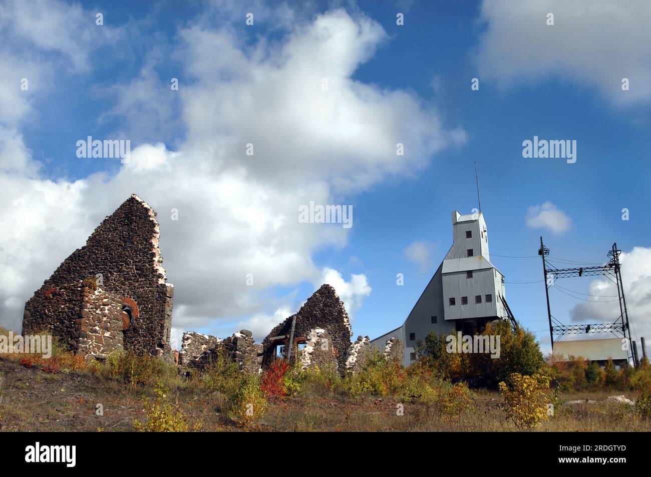 I cieli azzurri fanno da cornice ai vecchi e nuovi edifici della miniera di rame di Quincy. Entrambi fanno parte del Keweenaw National Historical Park sopra Hancock e Houg Foto Stock