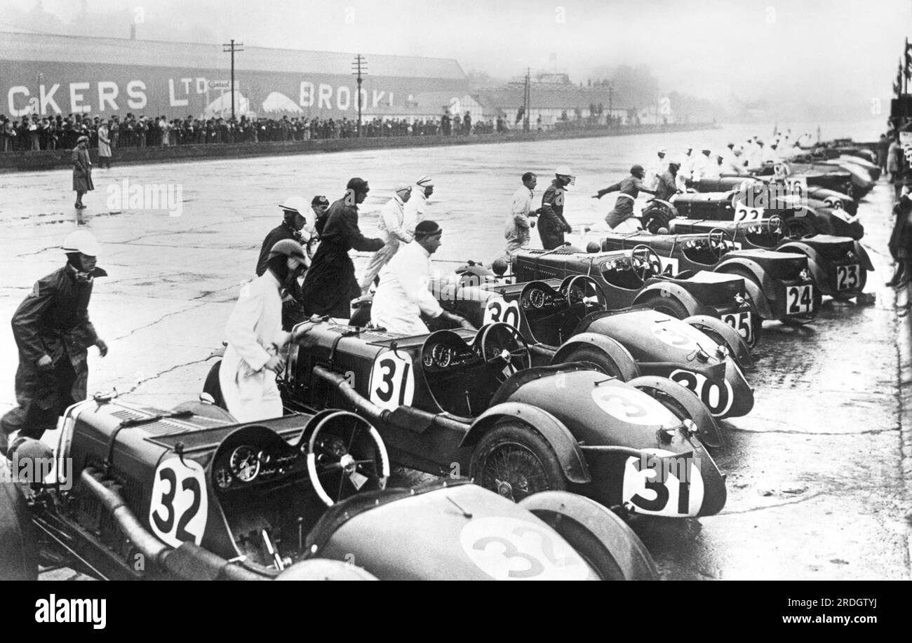 Londra, Inghilterra: c. 1931 piloti che corrono verso le loro auto da corsa dopo il segnale di partenza per la grande International Double Twelve Hours Race sul Brooklands Track. Cinquantuno piloti gareggiavano, tre dei quali donne. Foto Stock