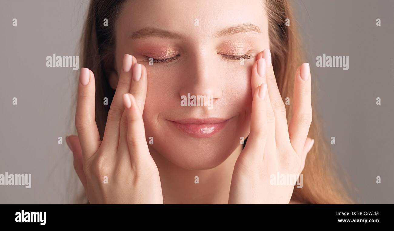 Cura del viso trattamento di bellezza donna mani pelle Foto Stock