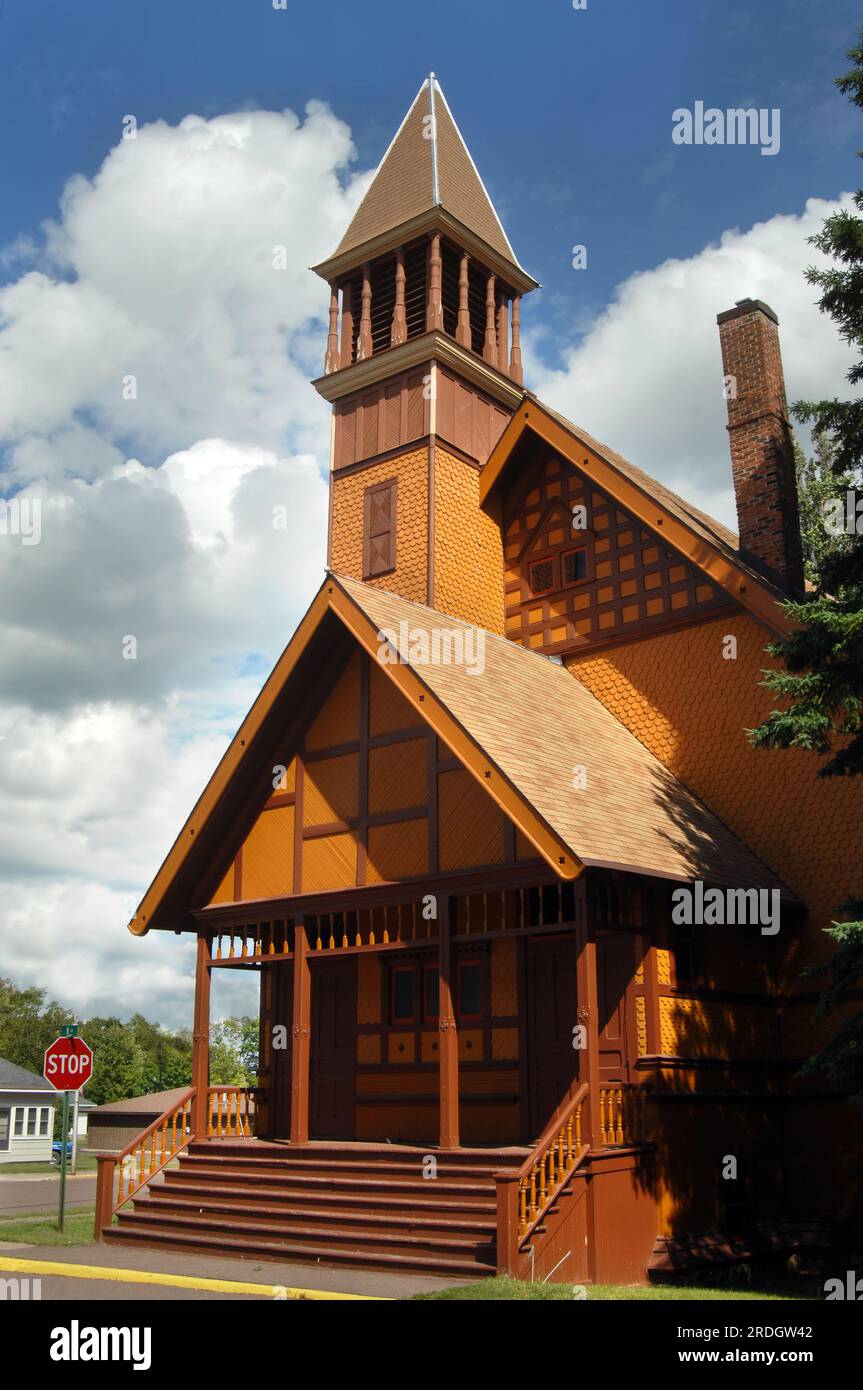 La chiesa dipinta in oro e legno è un esempio di architettura vittoriana a bastone. La First Congregational Church si trova a Lake Linden, Michigan, in alto Foto Stock