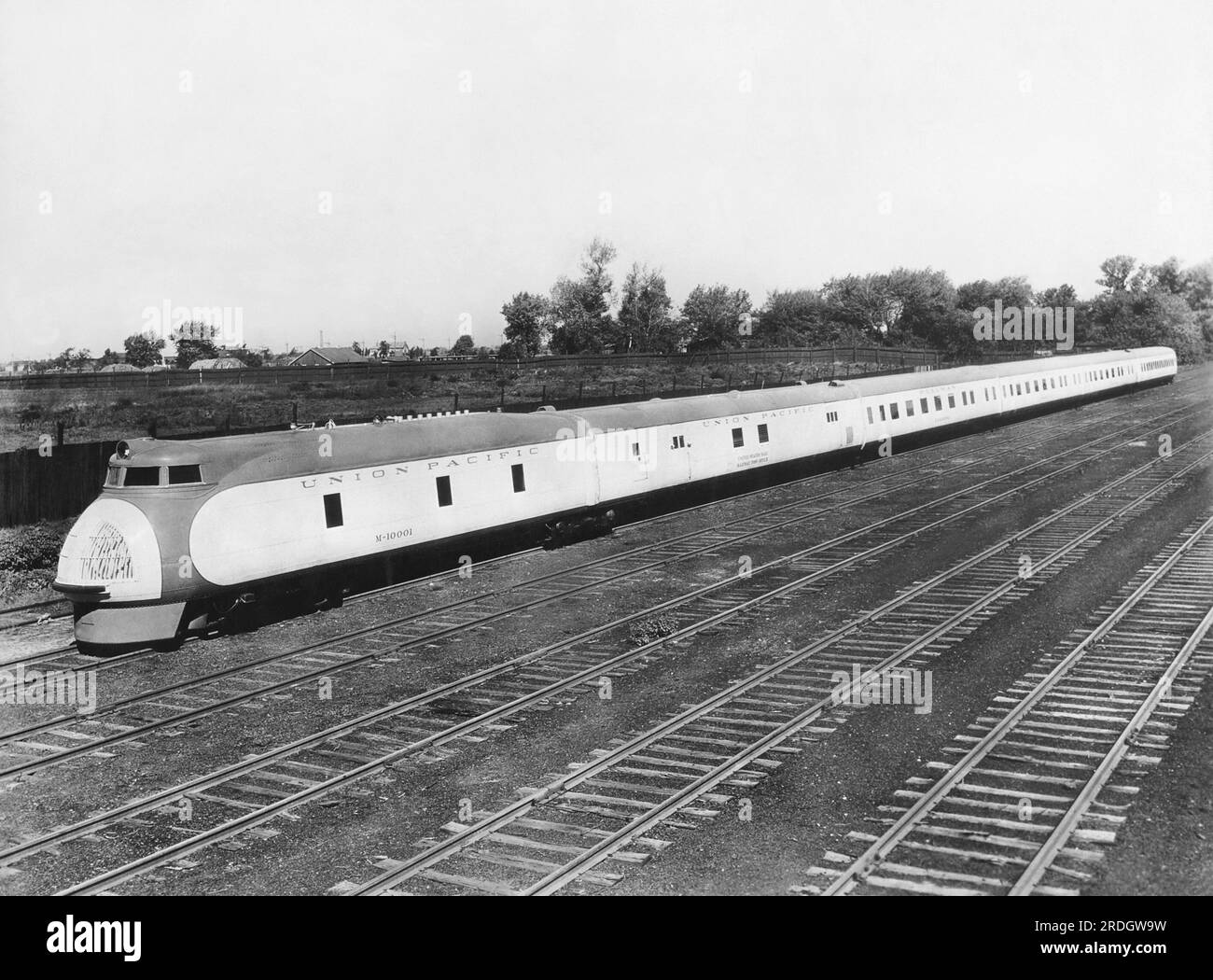 Stati Uniti: c. 1934 il nuovo treno streamliner diesel-elettrico M-10001 della Union Pacific Railroad con una carrozza dell'ufficio postale, tre carrozze Pullman e carrozza/buffet/osservatorio. Detiene ancora il record di 57 ore tra Los Angeles e New York. È diventato il treno della città di Portland. Foto Stock