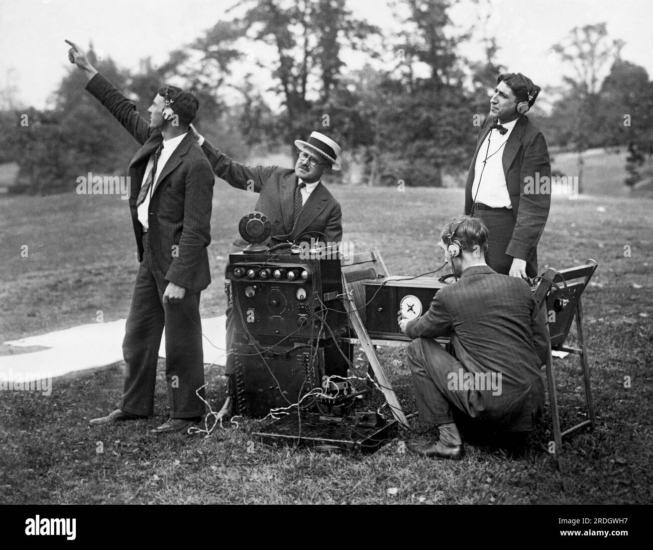 New York, New York: 13 agosto 1924 oggi gli inventori hanno testato un sistema di comunicazione aereo che, mentre girava intorno a Central Park, ha trasmesso con successo alla stazione radio di riferimento sottostante. Foto Stock
