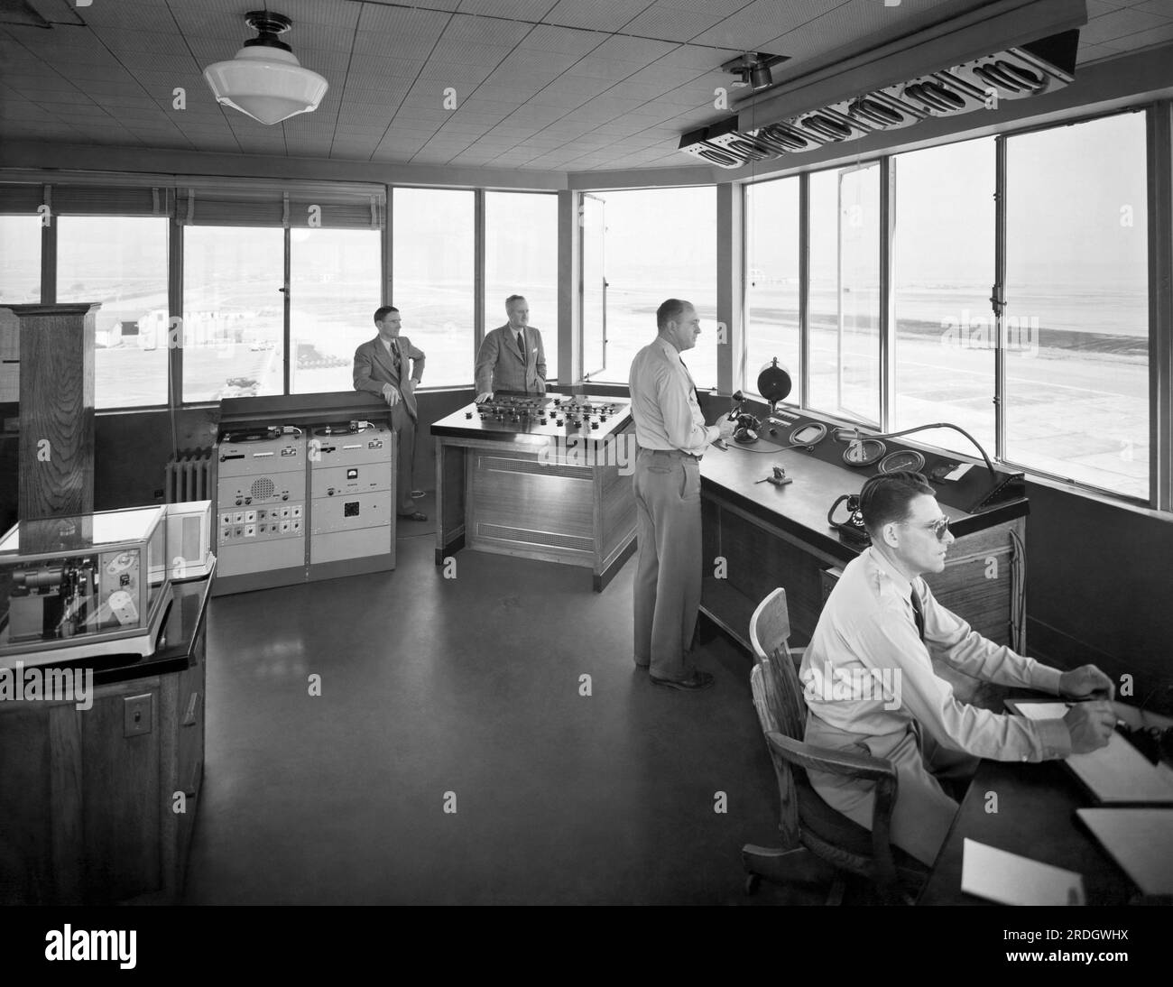 San Francisco, California: c. 1940 una vista interna della torre di controllo dell'aeroporto di San Francisco. Foto Stock
