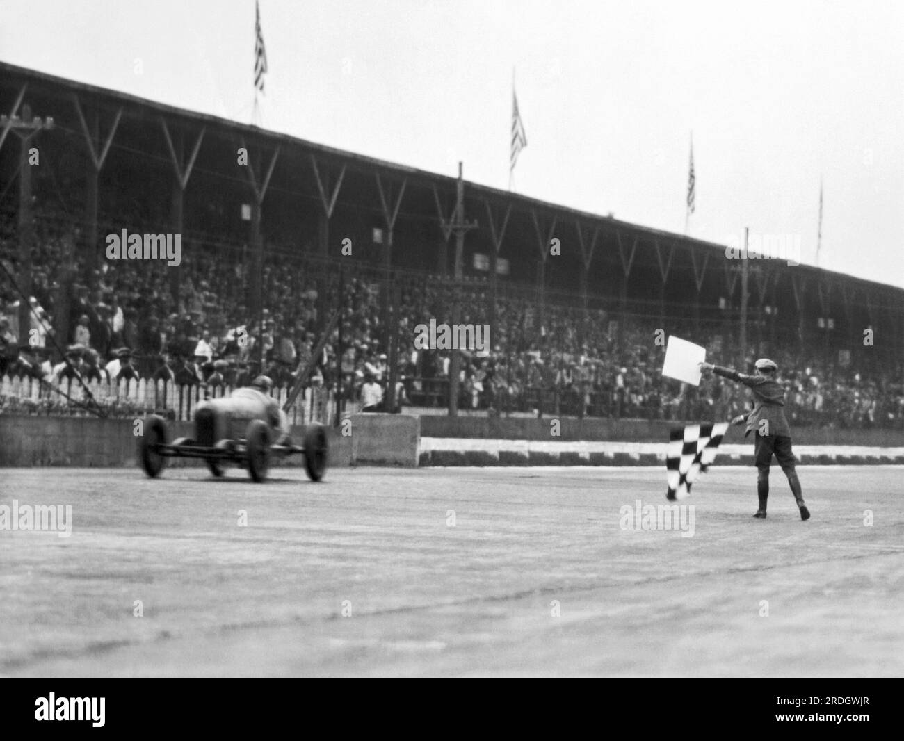 Indianapolis, Indiana: Il 30 maggio 1927, lo studente di Purdue George Saunders mentre attraversa il traguardo e vince il quindicesimo appuntamento annuale del Motor Classic all'Indianapolis Speedway. Foto Stock