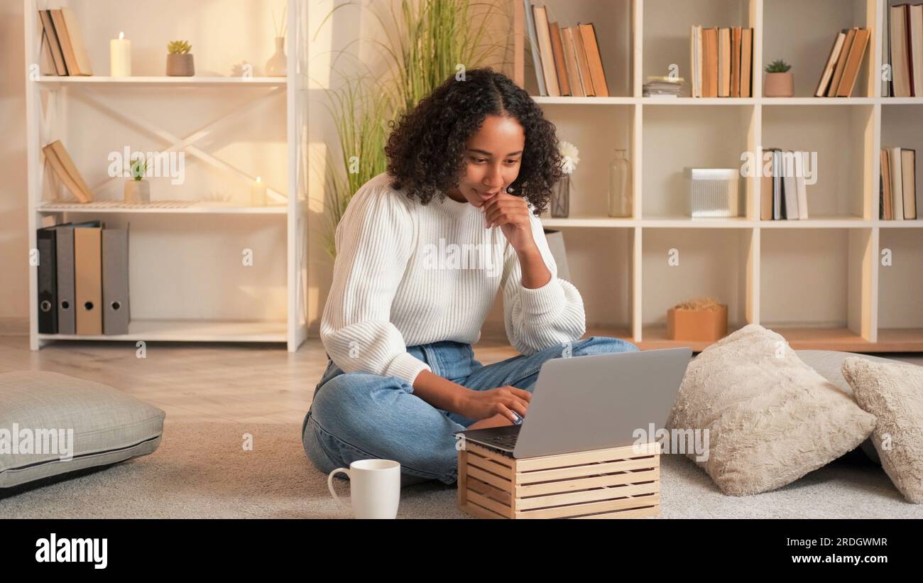 Lavoro freelance online carriera donna laptop casa Foto Stock