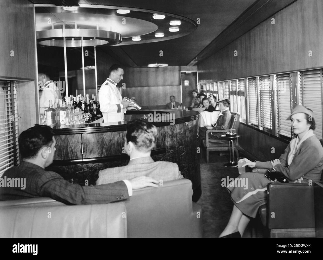 Detroit, Michigan: 1936. L'interno della lounge car sul nuovo e aerodinamico treno Mercury della New York Central Railroad. Il treno è stato progettato dal noto designer industriale Henry Dreyfuss e opera tra Cleveland e Detroit. Foto Stock