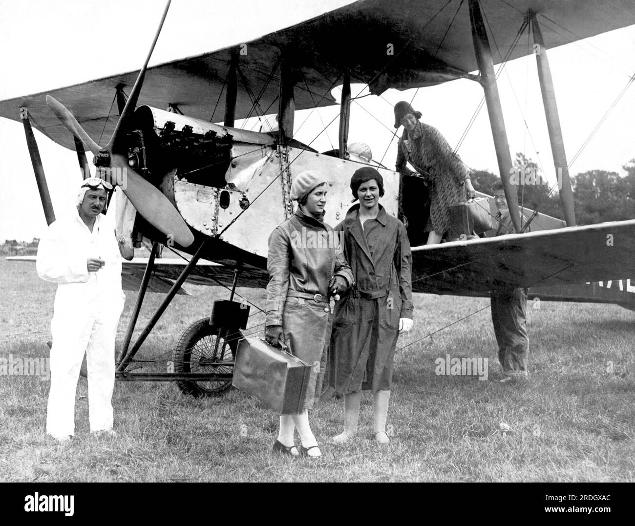Hildenborough, Inghilterra: c. 1924 tre donne passeggeri che arrivano in un servizio passeggeri biplano. Foto Stock