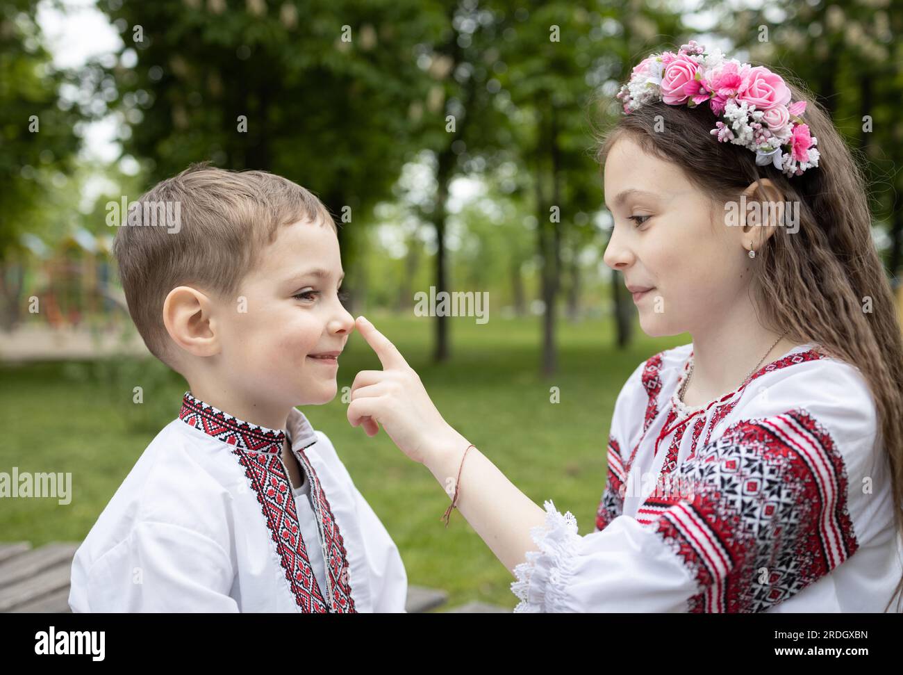 Ragazzo e ragazza ucraini, fratello e sorella, nel vyshyvanka nazionale ucraino, guardatevi, comunicare Foto Stock