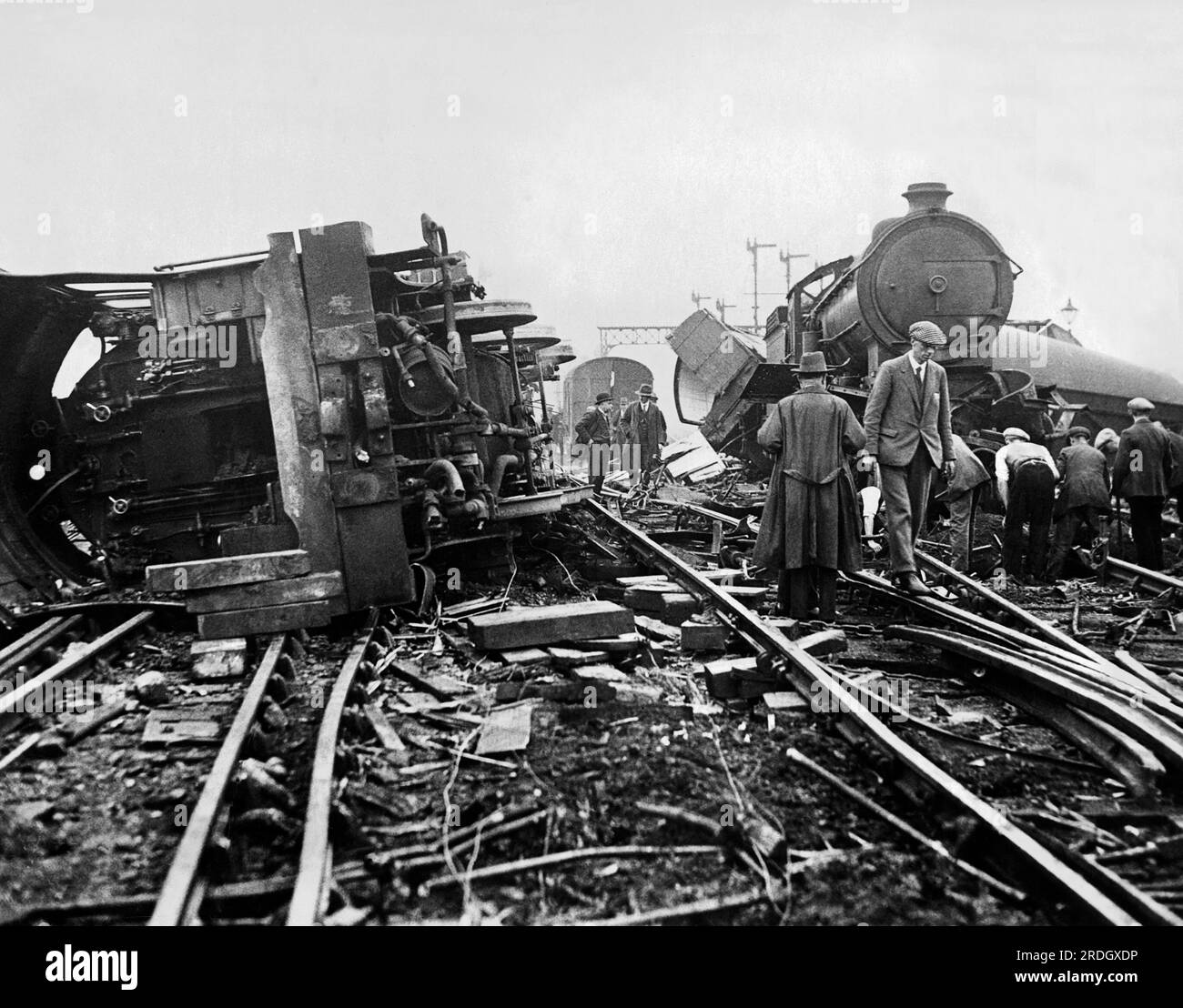 Darlington, Inghilterra c. 1929 il relitto quando un affollato treno passeggeri delle festività si schiantò contro un treno merci durante la notte. 22 sono stati uccisi e 47 sono rimasti feriti. Foto Stock