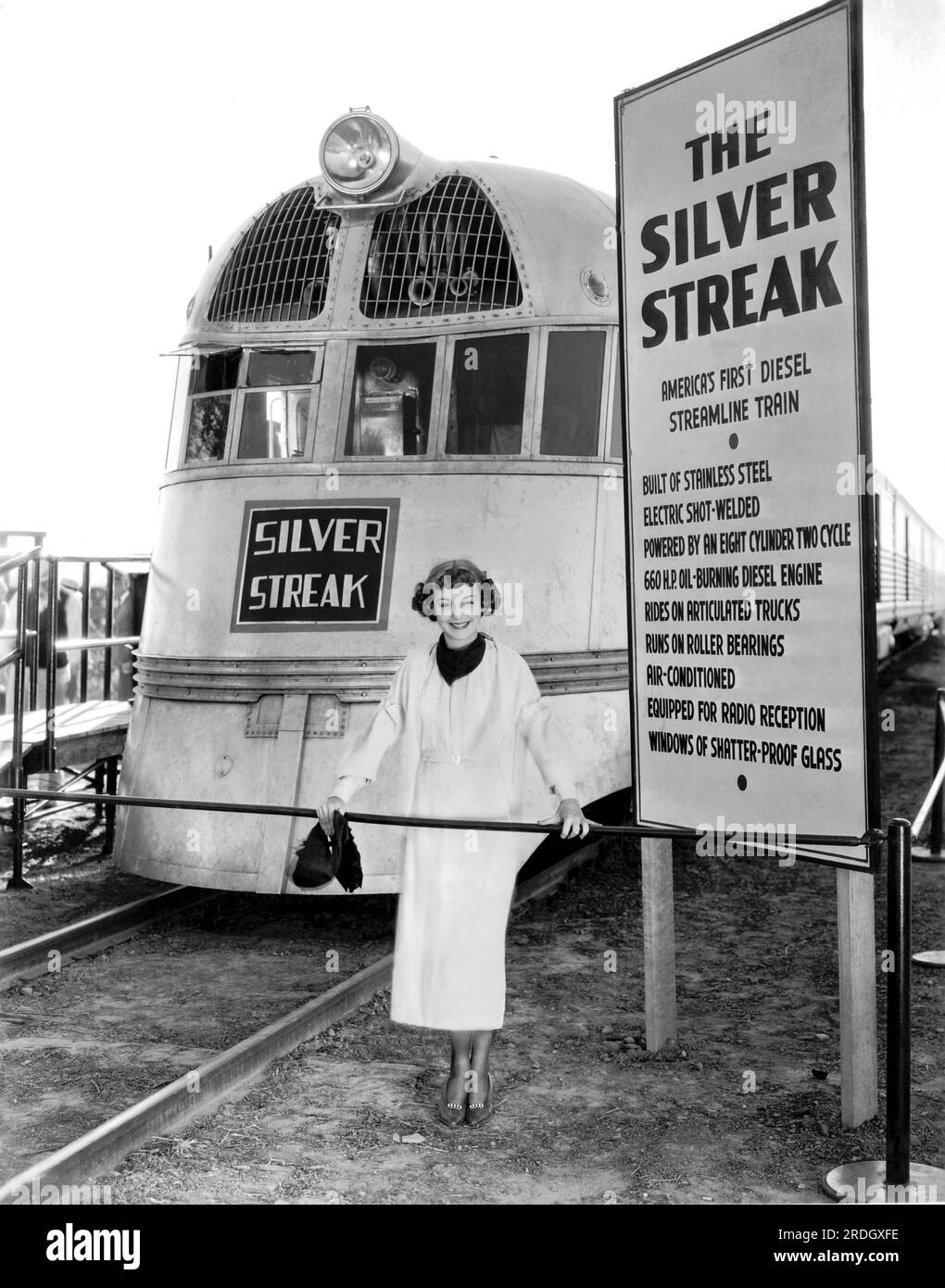 Hollywood, California: 1934. Il record di Burlington Route Pioneer Zypher. Il film originale della RKO-radio era vagamente basato sulla corsa record di questo treno di 13 ore da Denver a Chicago. Davanti alla locomotiva c'è Anne Shirley, la star sedicenne di "Anne of Green Gables", che dice "sarebbe un piacere anche essere investita da un treno perfetto come questo Silver Streak". La placca nasale Burlington Route è stata cambiata per il film. Foto Stock