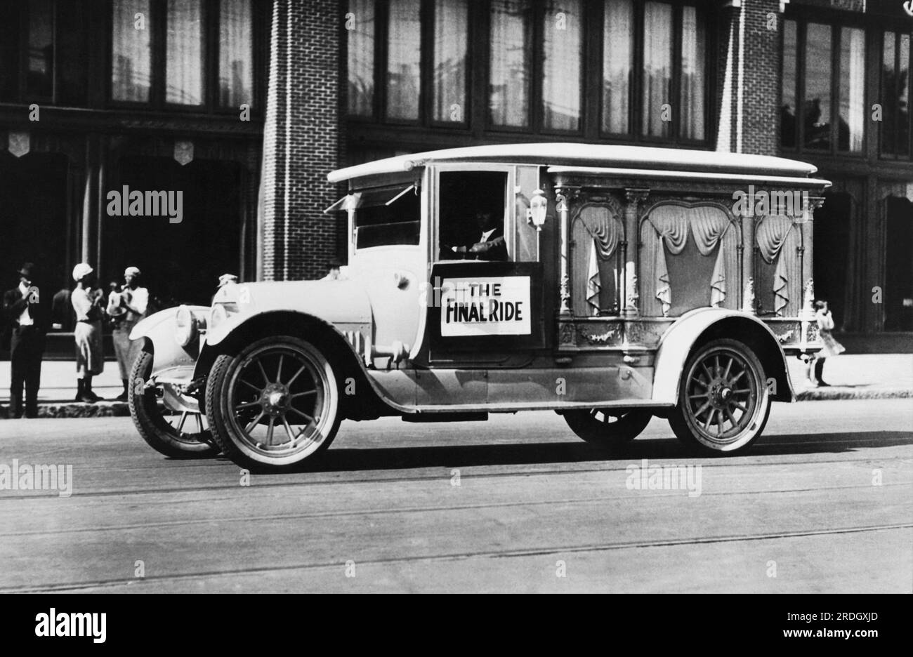 Stati Uniti: c. 1916 Un galleggiante che promuove la sicurezza auto in una parata. Foto Stock