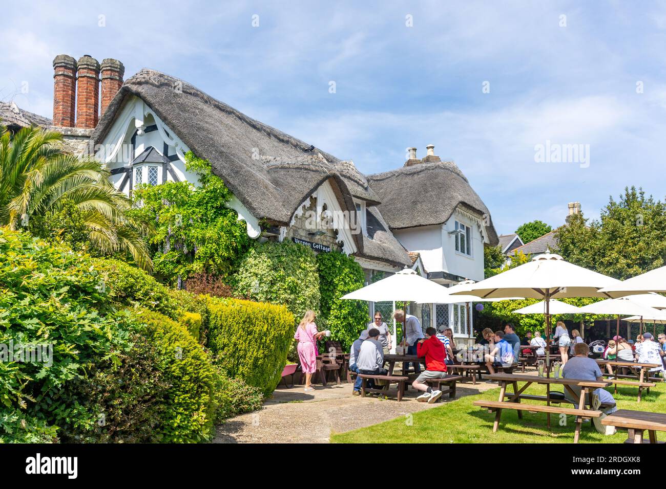 Beer Garden at Vernon Cottage Restaurant, Eastcliff Road, Shanklin, Isle of Wight, Inghilterra, Regno Unito Foto Stock