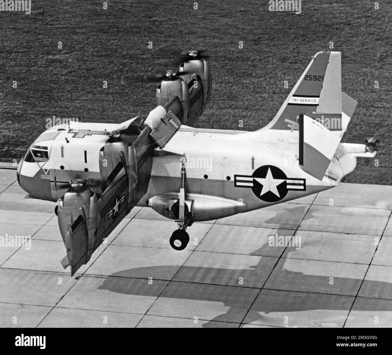 Dallas, Texas 1964 un aereo sperimentale LTV Aerospace Corporation XC-142A sorvola una pista presso la base aeronavale di Dallas. Foto Stock