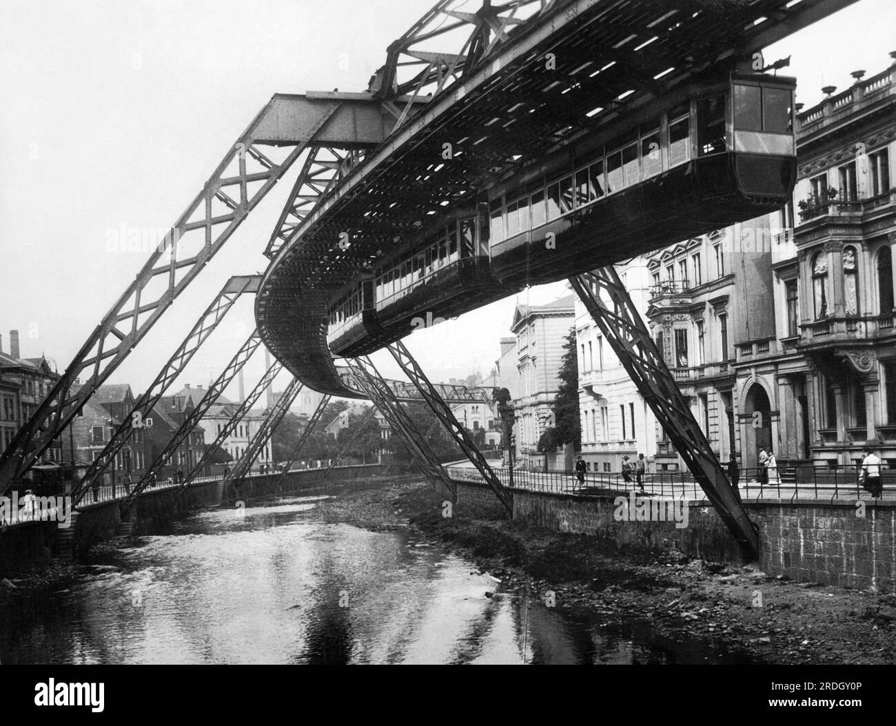 Germania: c. 1910 la ferrovia sospesa di Wuppertal, aperta nel 1901. La monorotaia elettrica sopraelevata è la più antica del mondo. Foto Stock