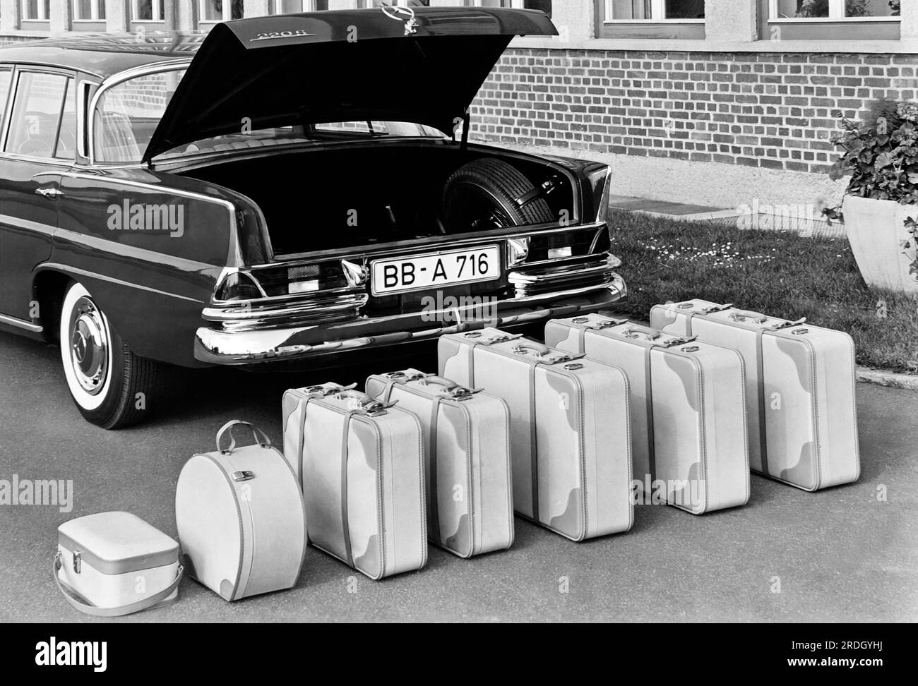 Germania: c. 1960 Un nuovo modello di Mercedes-Benz con una grande collezione di bagagli da inserire nel bagagliaio. Foto Stock