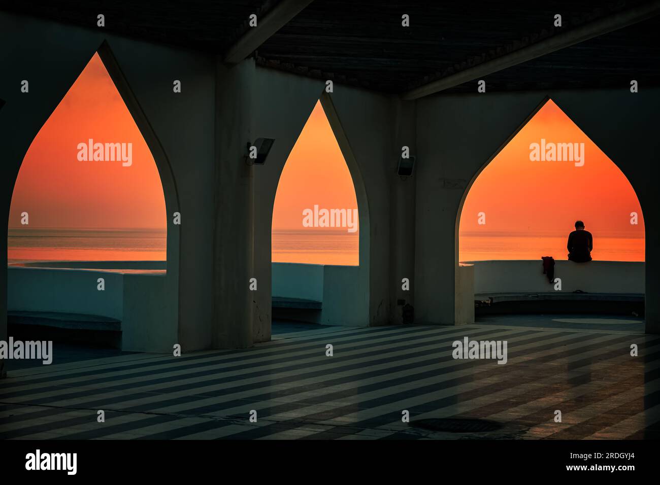 Cornice all'interno della cornice vista laterale del mare in Khobar Arabia Saudita. Messa a fuoco selettiva sullo sfondo del soggetto immagine sfocata. Foto Stock
