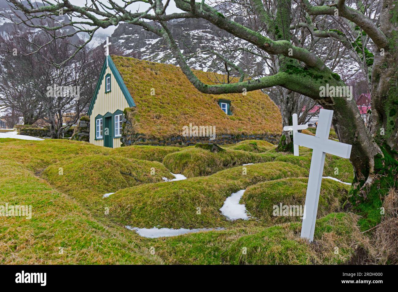 Hofskirkja, chiesa e cimitero in legno ricoperti di erba ad Hof a Oeraefi / Öræfi, Austur-Skaftafellssýsla, Sudurland, Islanda Foto Stock