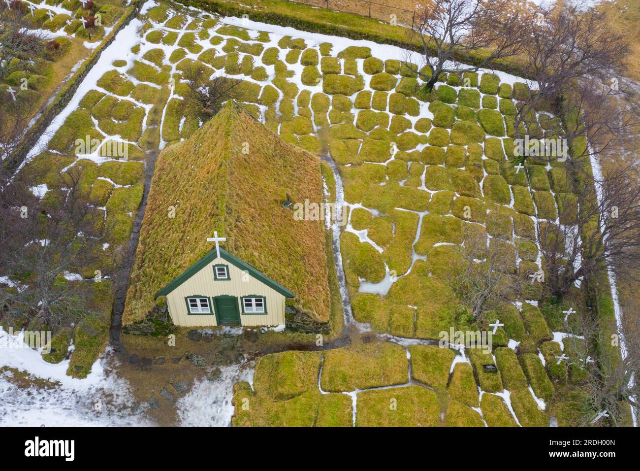 Vista aerea su Hofskirkja, chiesa in legno ricoperta di erba e cimitero a Hof a Oeraefi / Öræfi, Austur-Skaftafellssýsla, Sudurland, Islanda Foto Stock