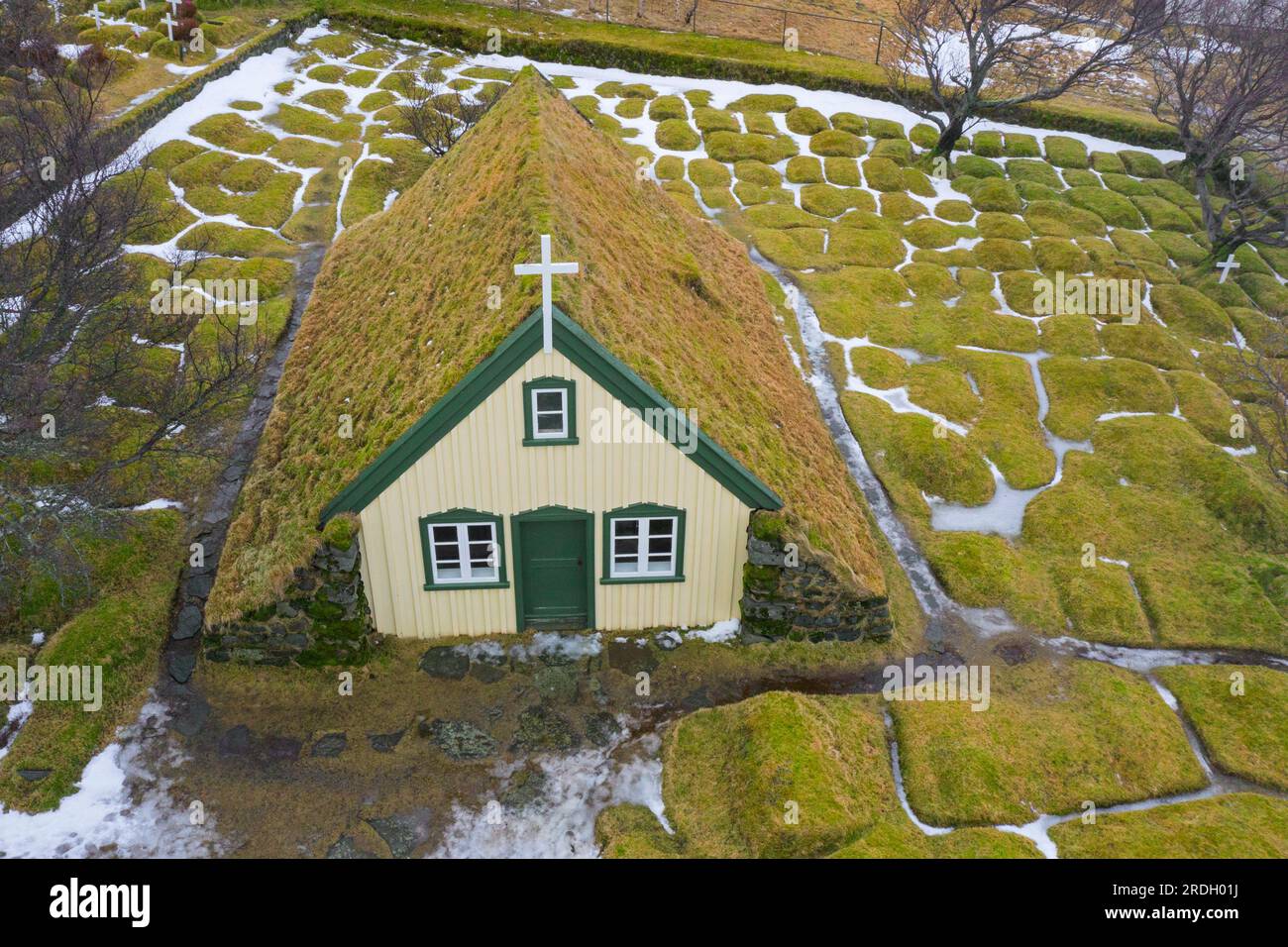 Vista aerea su Hofskirkja, chiesa in legno ricoperta di erba e cimitero a Hof a Oeraefi / Öræfi, Austur-Skaftafellssýsla, Sudurland, Islanda Foto Stock