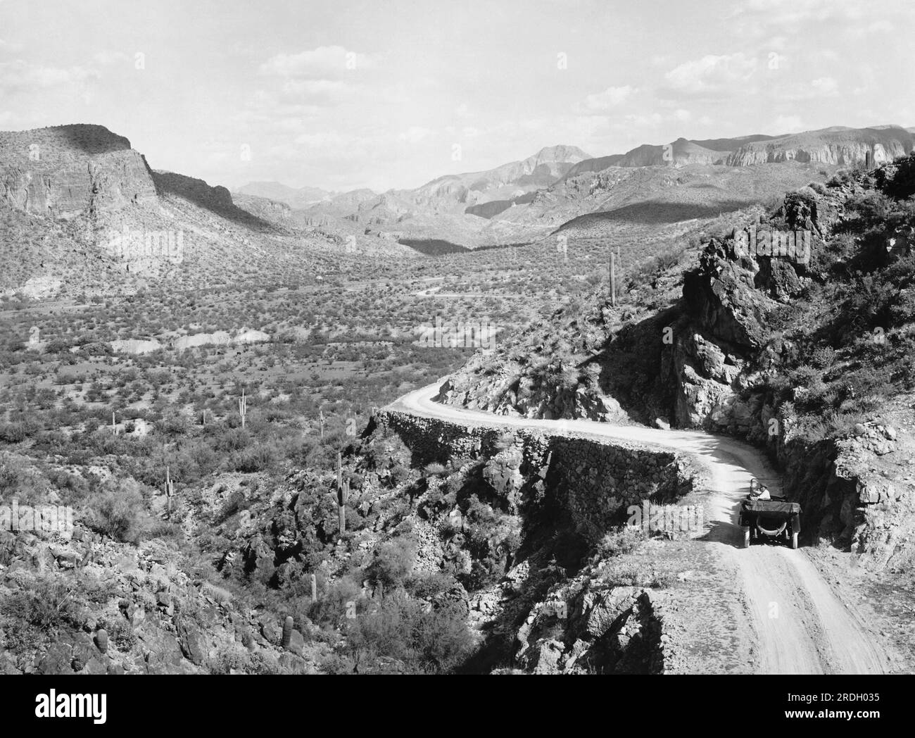 Arizona: c. 1914 Un'auto che percorreva una strada sterrata a Mormon Flat in Arizona dove nei giorni passati gli Apache si precipitavano e imboscavano i primi emigranti. Foto Stock