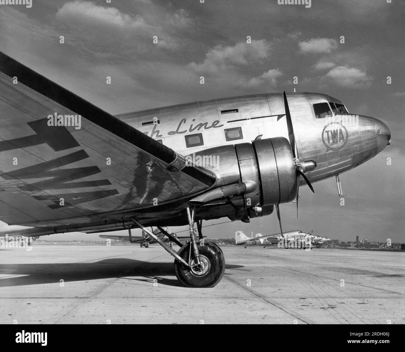 New York, New York: 1937 TWA DC-3B presso l'aeroporto di North Beach, ora la Guardia, a New York. Si chiamavano "The Lindbergh Line". Foto Stock