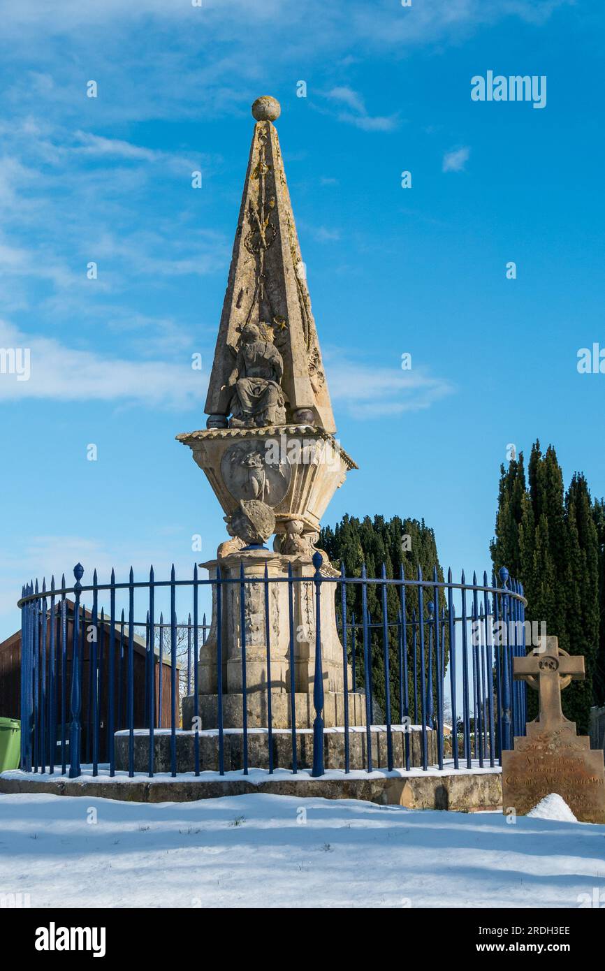 Monumento a William Squires, tomba al torace con obelisco e ringhiere in ferro risalente al 1781, cimitero di Burton Lazars, Leicestershire, Inghilterra, Regno Unito Foto Stock