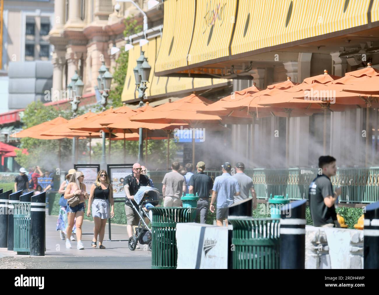 Las Vegas, Stati Uniti. 20 luglio 2023. I turisti si fermano presso una serie di misteri in un ristorante durante un'ondata di calore da record il 20 luglio 2023 a Las Vegas, Nevada. (Foto di Bryan Steffy/Sipa USA) credito: SIPA USA/Alamy Live News Foto Stock
