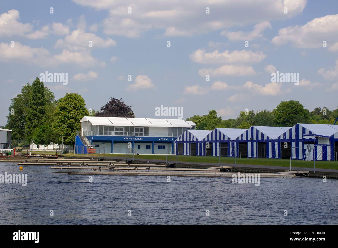 14 giugno 23 Marchesi e tende sulla riva del Tamigi a Henley-on-Thames nell'Oxfordshire, in preparazione della regata reale, su una bella poppa estiva Foto Stock