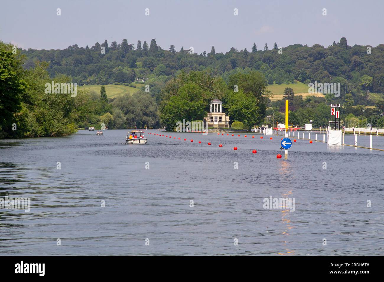 14 giugno 23 varie attività e lavori di costruzione vicino a Temple Island sul Tamigi a Henley-on-Thames nell'Oxfordshire, in preparazione per il Royal Foto Stock