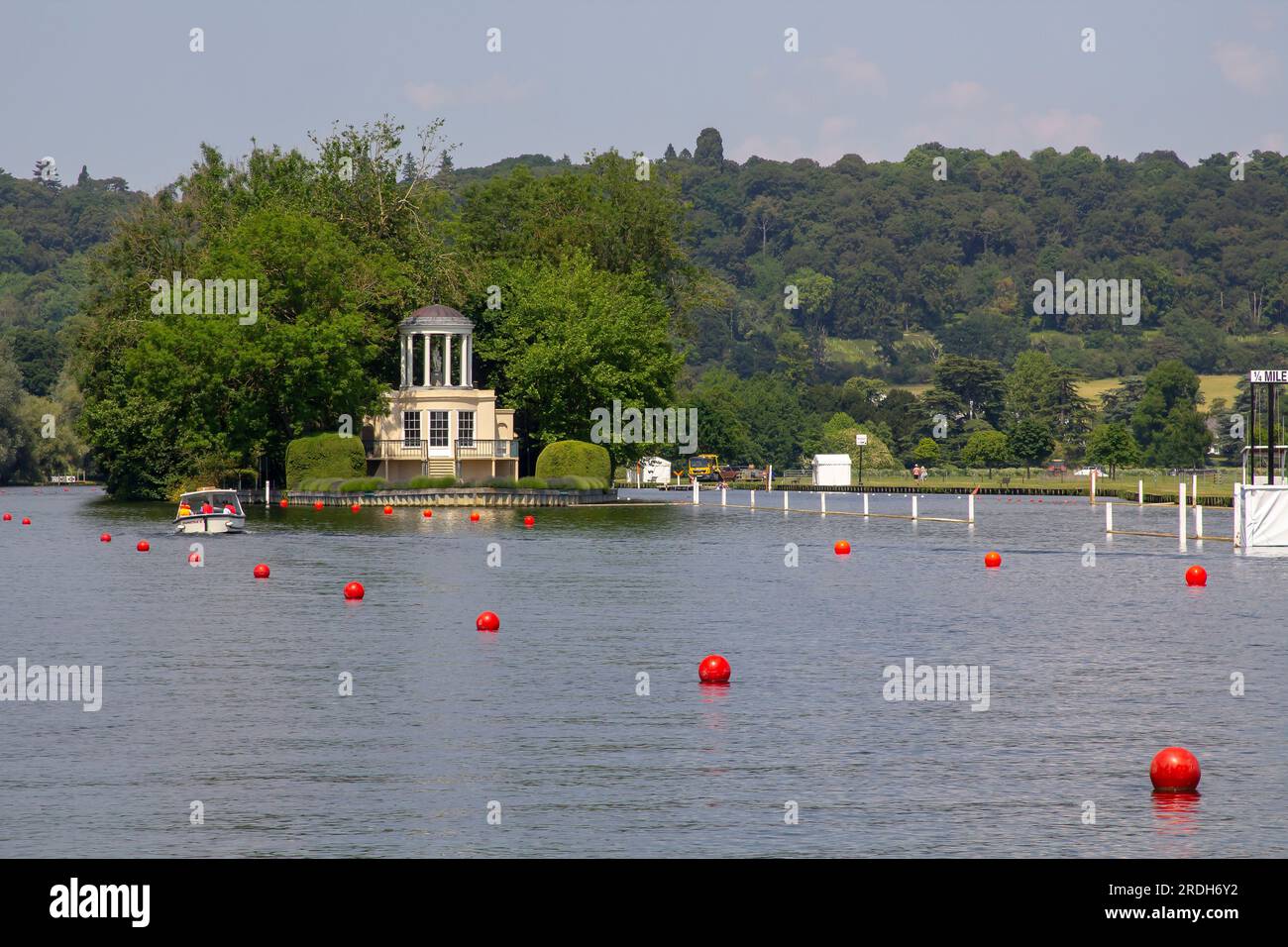 14 giugno 23 varie attività e lavori di costruzione vicino a Temple Island sul Tamigi a Henley-on-Thames nell'Oxfordshire, in preparazione per il Royal Foto Stock