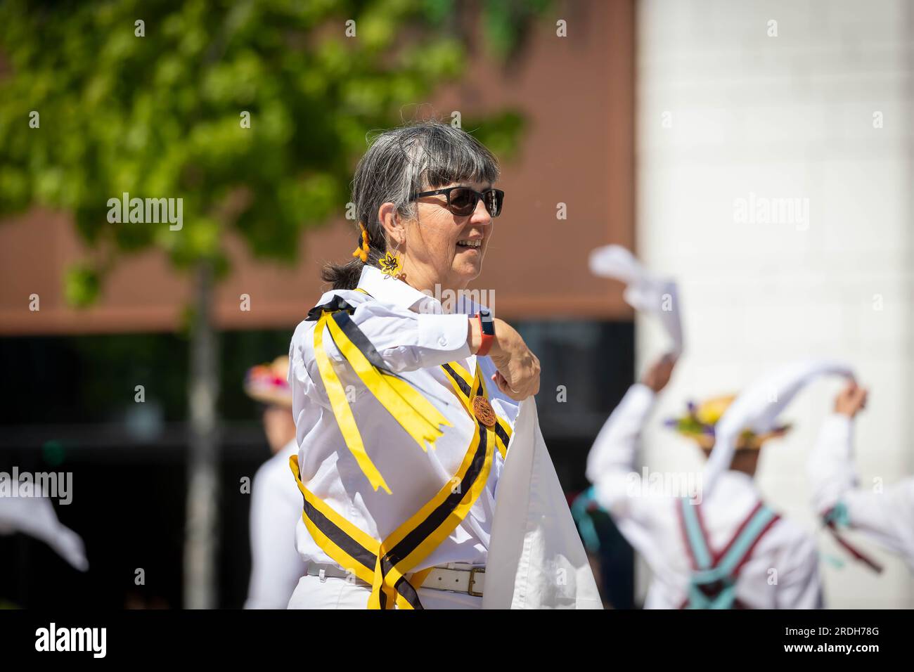 Conte di Stamford Morris Dancers che si esibisce a Times Square, Warrington al fine di reclutare nuovi ballerini Foto Stock