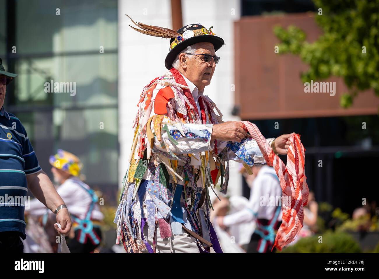 Conte di Stamford Morris Dancers che si esibisce a Times Square, Warrington al fine di reclutare nuovi ballerini Foto Stock