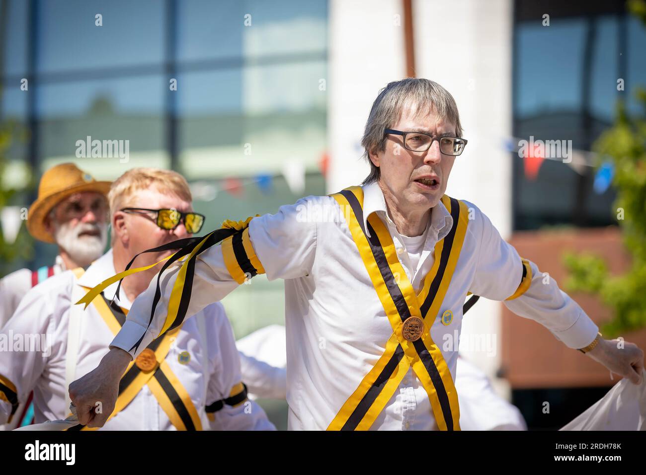 Conte di Stamford Morris Dancers che si esibisce a Times Square, Warrington al fine di reclutare nuovi ballerini Foto Stock