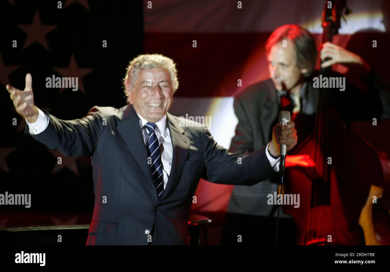 10 novembre 2006; Los Angeles, CA, Stati Uniti; Il cantante leggendario TONY BENNETT ha festeggiato il suo 80° compleanno ieri giovedì 9 novembre 2006 al Kodak Theatre. Foto del file di Bennett durante il concerto. Credito obbligatorio: Foto di Armando Arorizo/ZUMA Press. (©) Copyright 2006 di Armando Arorizo SOLO USO EDITORIALE! Non per USO commerciale! Foto Stock