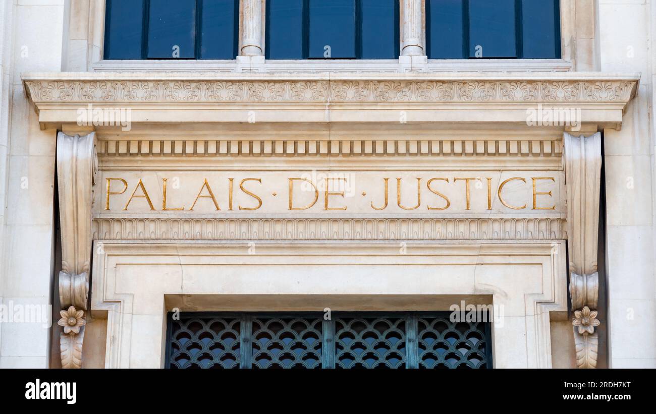 Primo piano del cartello sul frontone della facciata di un tribunale con le parole "Palais de Justice" (che significa "tribunale") scritte in francese Foto Stock